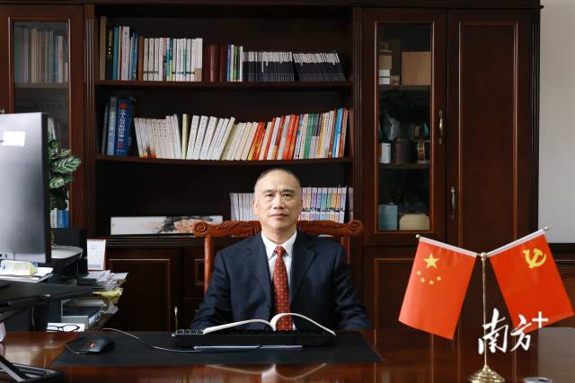 开云官方端网页版登录入口校长蒋新华。 开云官方端网页版登录入口校长蒋新华。